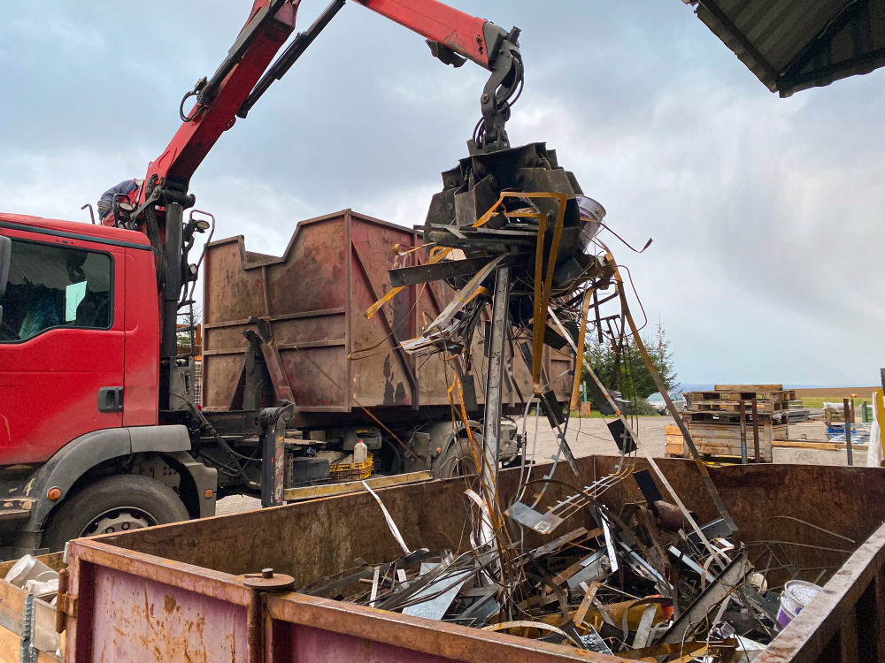 loading-scrap-metal-into-truck-crane-grabber-loading-metal-rusty-scrap-dock-grapple-truck-loads-scrap-industrial-metal-recycling